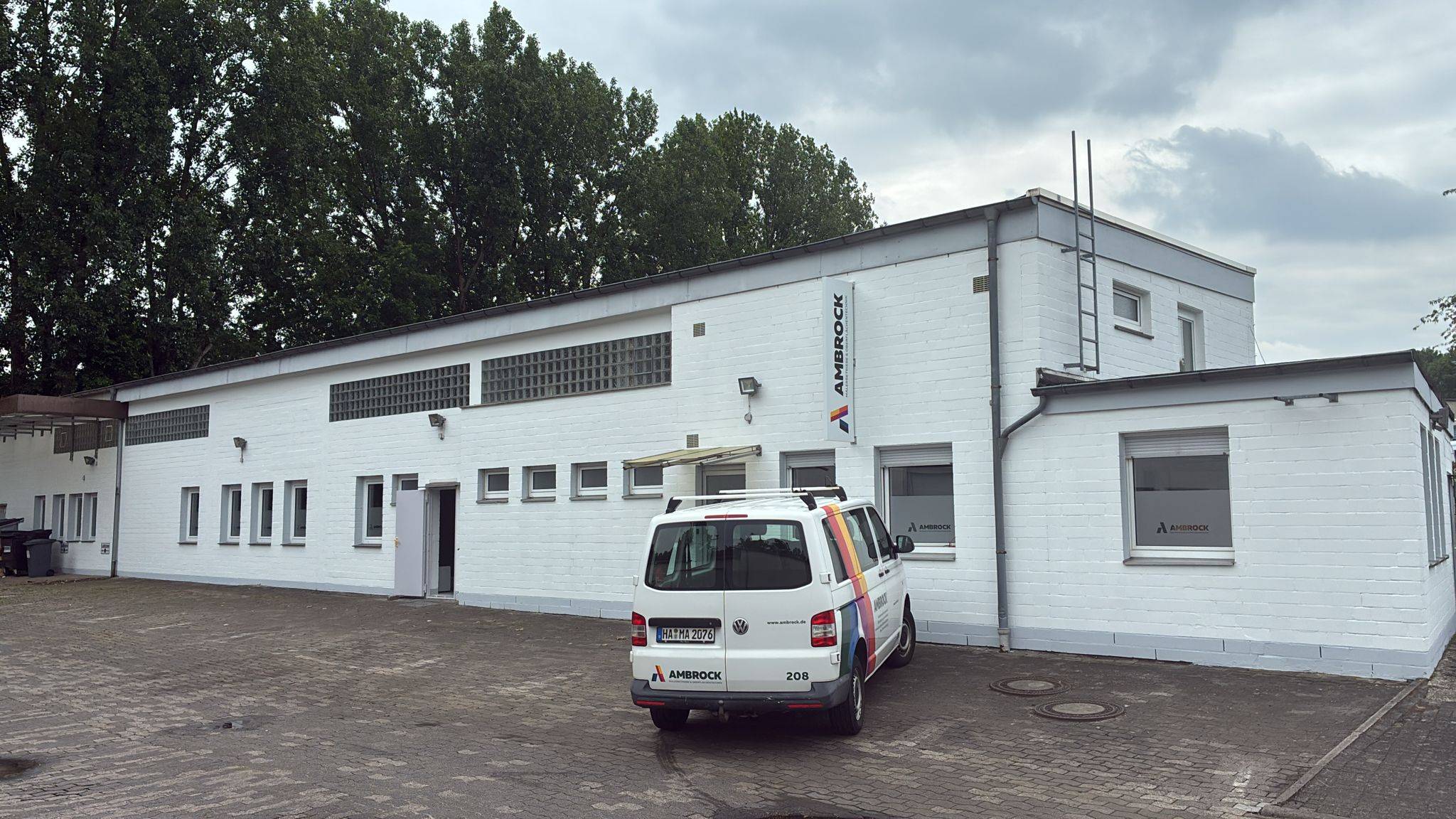 B&uuml;rogeb&auml;ude mit Fahrzeug in der Einfahrt